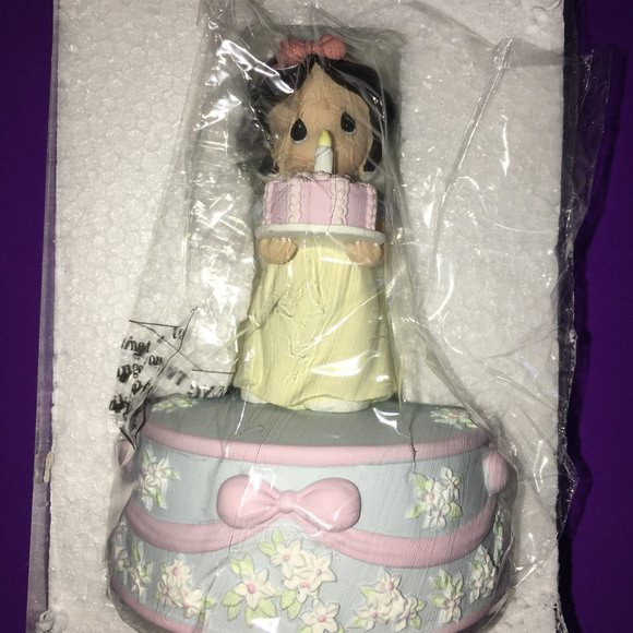 Precious Moments Disney Showcase Collection Snow White First Birthday Musical - Picture 4 of 7
